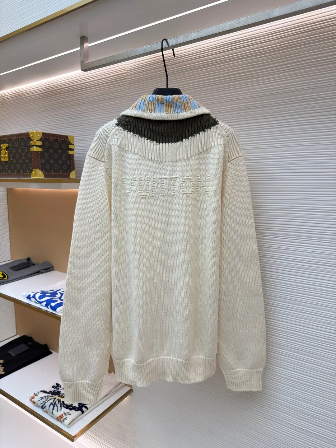 LOUIS VUITTON letter badge iridescent color-blocking knitted tunic jacket ●Original version: purchased and developed for 23600 ●Item number: 1682240-B65 ●Fabric: wool blended fabric ●Technology: knitted ●Color: off-white ●Version: fitted version ●Weight: about 1340 grams ●Size: S-M-L-XL ●Description: This off-white knitted zipper cardigan is made of Australian merino wool blended worsted yarn and uses a coarse needle plain weave process. The fabric texture is full and three-dimensional, with a soft touch and excellent warmth retention. The yarn has been treated with anti-pilling treatment to prevent pilling after long-term wear. The neckline is spliced ​​with contrasting striped ribs, which are made using yarn-dyed jacquard technology. The pattern has distinct colors and does not fade. The placket is equipped with a customized metal zipper, and the chain teeth are polished and electroplated, making it smooth and anti-oxidation. The leather logo plate on the left side of the body is fixed by hand caulking, and the edges are neatly routed; the cuffs and hem are edged with high-elastic ribs to keep them from becoming loose after long-term wear. The overall design adopts a loose shoulder cut, and the seams between the shoulders and the body are seamlessly embedded and clipped. The stitching is smooth and has no foreign body feeling. The spacing of each stitch is precisely controlled, showing the ingenuity of high-end knitted clothing. The overall wiring is straight and delicate, the fabric is comfortable and soft, and the color is consistent without color difference. It can be matched with the same style to create a fashionable look and control various occasions. Customized accessories, complete with three standards, same style for men and women!